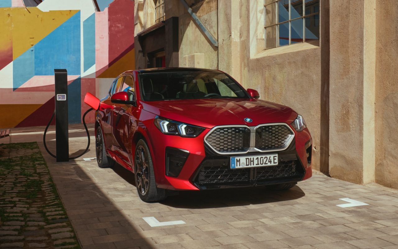 BMW iX2 xDrive30 nuo 49 999 Eur.