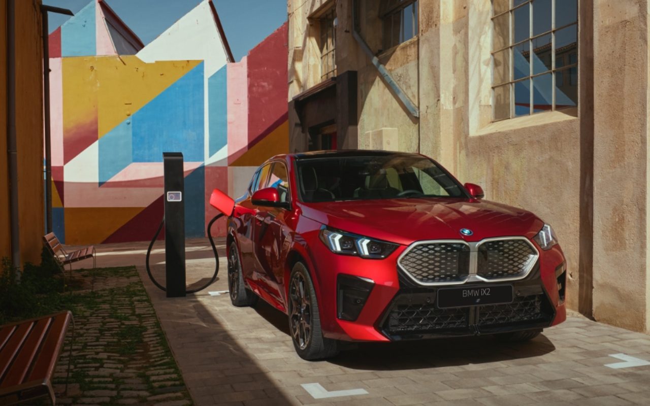 BMW iX2 xDrive30 nuo 49 999 Eur.