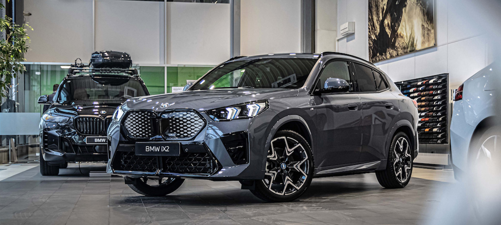 LIETUVOJE DEBIUTUOJA JAU SEPTINTAS BMW ELEKTROMOBILIS – „BMW IX2“