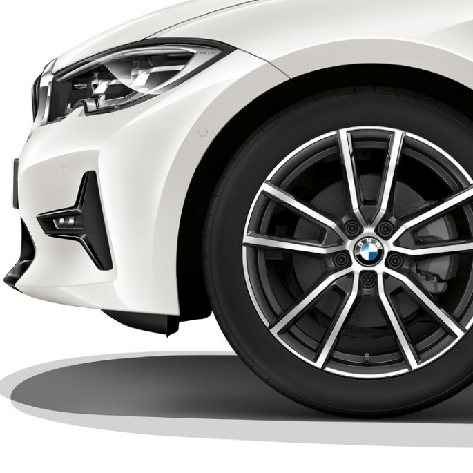 BMW 3 serijos sedanas, Model Sport Line lengvojo lydinio ratlankis. BMW 3 serijos sedano su Sport Line įranga priartintas lengvojo lydinio ratlankio vaizdas.