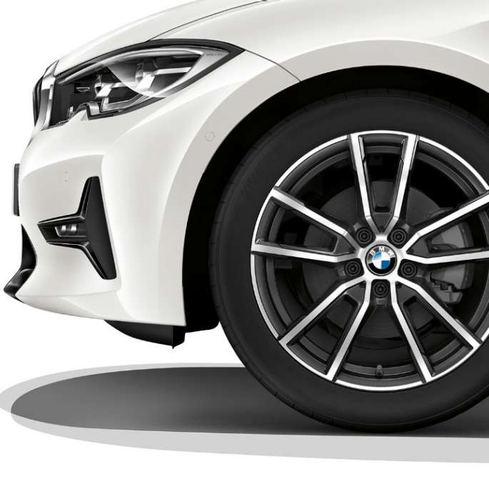 BMW 3 serijos sedano su Sport Line įranga priartintas lengvojo lydinio ratlankio vaizdas