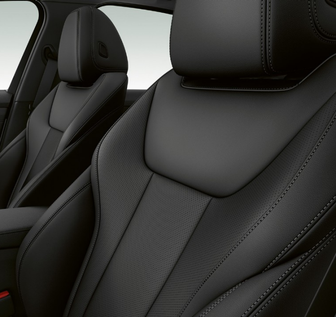 BMW 3 serijos sedanas, Sport Line modelio priekinės sėdynės. BMW 3 serijos sedano su Sport Line modelio funkcijomis priartintas priekinių sėdynių vaizdas.