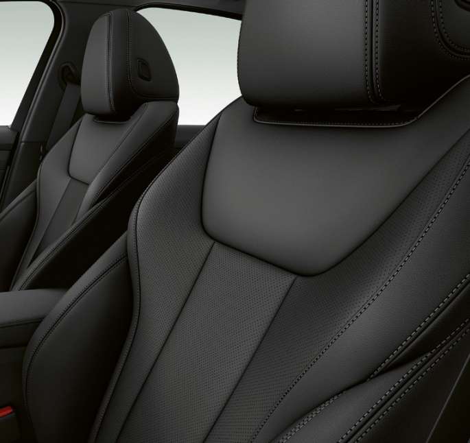 BMW 3 serijos sedano su Sport Line modelio funkcijomis priartintas priekinių sėdynių vaizdas