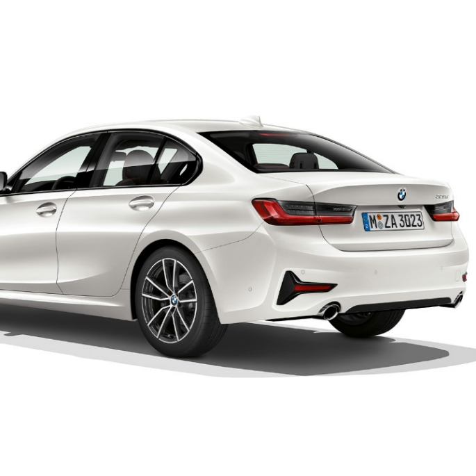 BMW 3 serijos sedanas, Sport Line modelio galas. BMW 3 serijos sedano su Sport Line modelio funkcijomis trijų ketvirtadalių vaizdas iš galo.