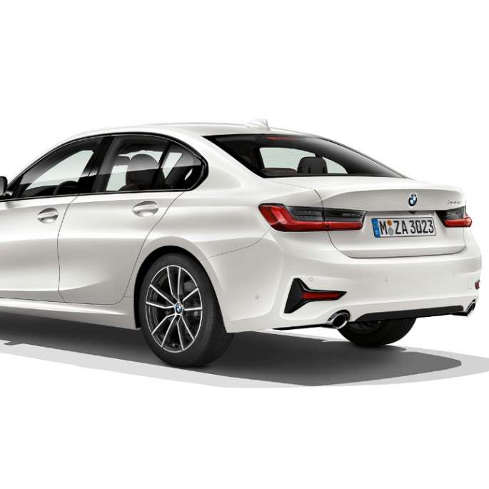 BMW 3 serijos sedano su Sport Line modelio funkcijomis trijų ketvirčių vaizdas iš galo