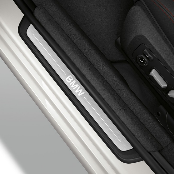 BMW 3 serijos sedanas, Model Sport Line durelių slenkstis. BMW 3 serijos sedano su Sport Line modelio funkcijomis durelių slenksčio vaizdas iš viršaus.