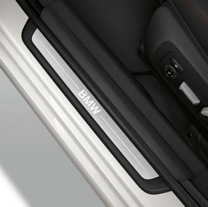 BMW 3 serijos sedano su Sport Line modelio funkcijomis durelių slenksčio vaizdas iš viršaus