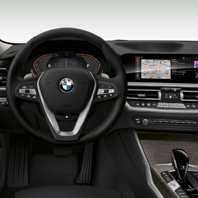 BMW 3 serijos sedanas, Luxury Line salonas. BMW 3 serijos sedano su Luxury Line modelio funkcijomis vairuotojo erdvės priartintas vaizdas iš priekio.