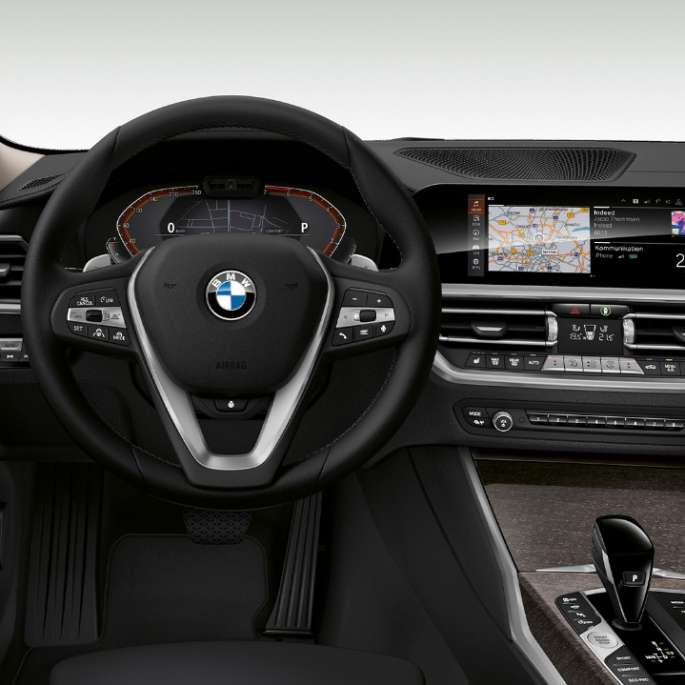 BMW 3 serijos sedano su Luxury Line modelio funkcijomis vairuotojo erdvės priartintas vaizdas iš priekio