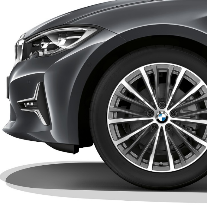 BMW 3 serijos sedanas, Luxury Line lengvojo lydinio ratlankis BMW 3 serijos sedano su Luxury Line įranga priartintas lengvojo lydinio ratlankio vaizdas.