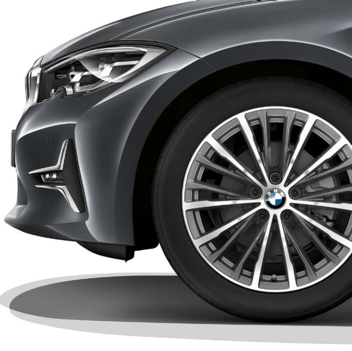 BMW 3 serijos sedano su Luxury Line įranga priartintas lengvojo lydinio ratlankio vaizdas