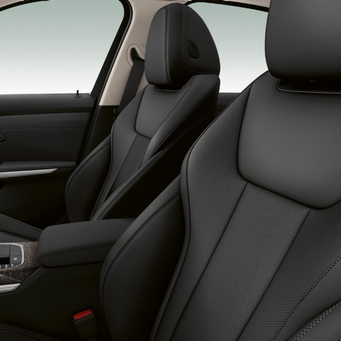 BMW 3 serijos sedanas, Luxury Line priekinės sėdynės. BMW 3 serijos sedano su Luxury Line modelio funkcijomis priartintas sėdynių vaizdas iš šono.