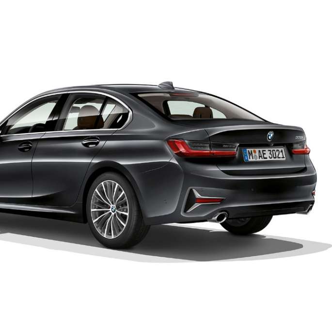 BMW 3 serijos sedano su Luxury Line trijų ketvirčių vaizdas iš galo
