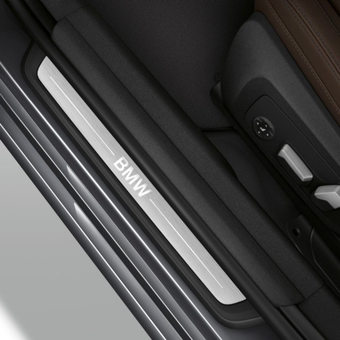 BMW 3 serijos sedanas, Luxury Line durelių slenkstis. BMW 3 serijos sedano su Luxury Line durelių slenksčio vaizdas iš viršaus.
