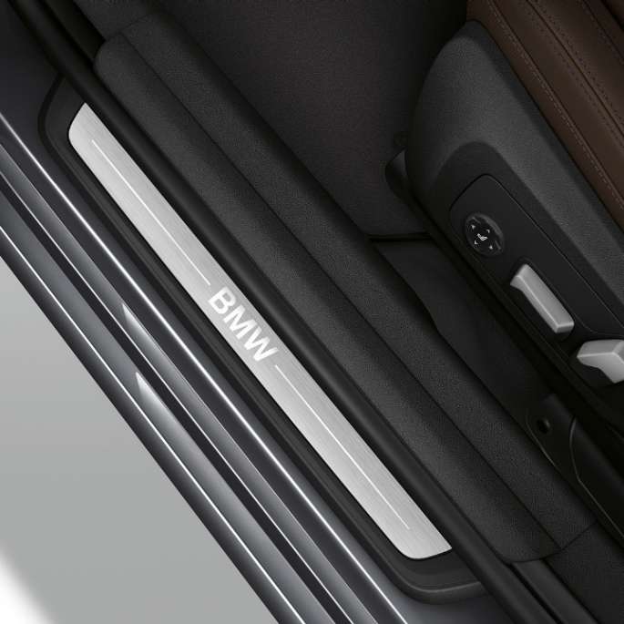 BMW 3 serijos sedano su Luxury Line durelių slenksčio vaizdas iš viršaus