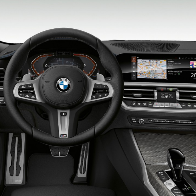 BMW 3 serijos sedanas, Model M Sport salonas. BMW 3 serijos sedano su M Sport modelio funkcijomis priartintas vairuotojo erdvės vaizdas iš priekio.