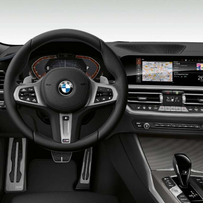 BMW 3 serijos sedano su M Sport modelio funkcijomis priartintas vairuotojo erdvės vaizdas iš priekio