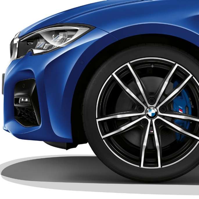 BMW 3 serijos sedano su M Sport įranga priartintas lengvojo lydinio ratlankio vaizdas
