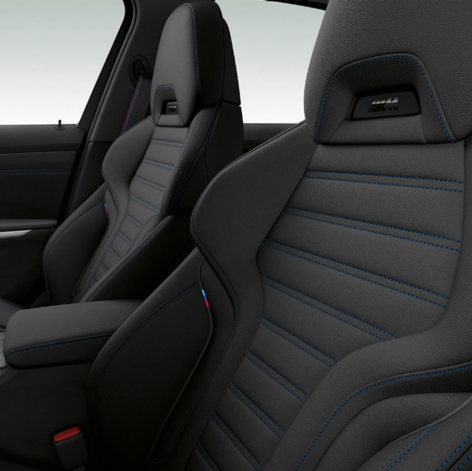 BMW 3 serijos sedanas, Model M Sport piekinės sportinės sėdynės BMW 3 serijos sedano su M Sport modelio funkcijomis priekinių sėdynių priartintas vaizdas iš šono.