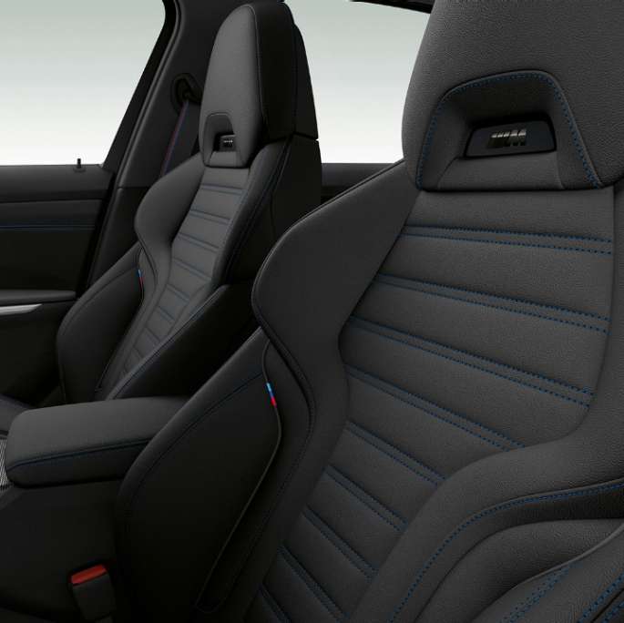 BMW 3 serijos sedano su M Sport modelio funkcijomis priekinių sėdynių priartintas vaizdas iš šono