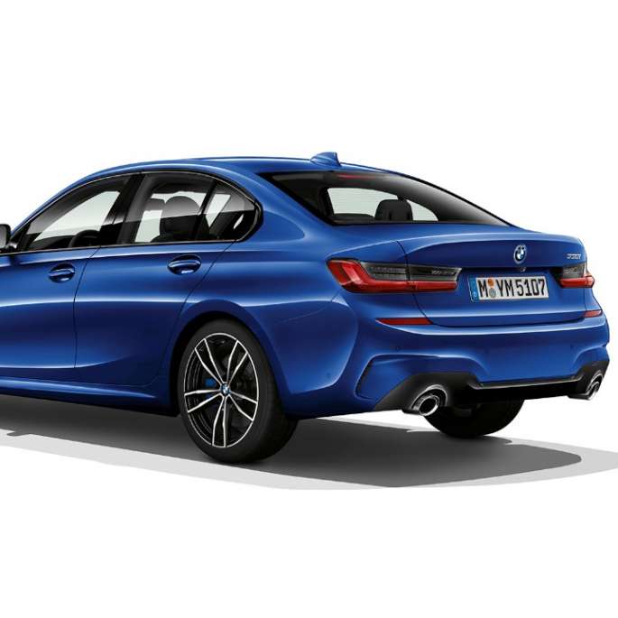 BMW 3 serijos sedano su M Sport modelio funkcijomis trijų ketvirčių vaizdas iš galo