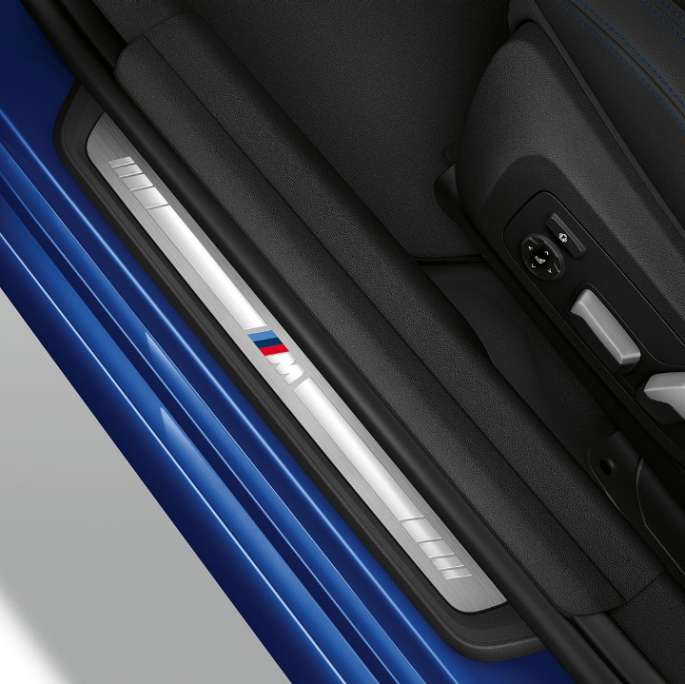 BMW 3 serijos sedanas, Model M Sport durelių slenkstis. BMW 3 serijos sedano su M Sport modelio funkcijomis durelių slenksčio vaizdas iš viršaus.