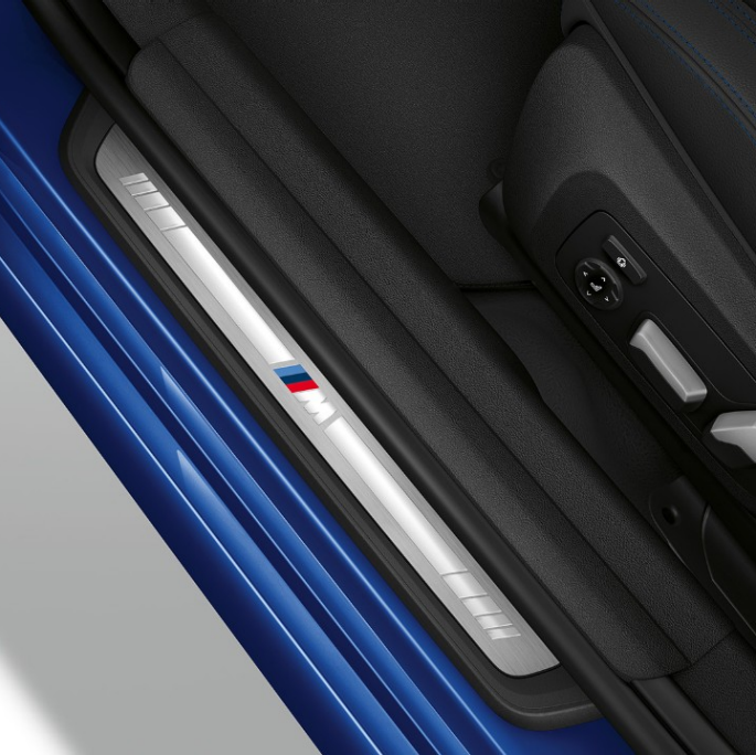 BMW 3 serijos sedanas, Model M Sport durelių slenkstis. BMW 3 serijos sedano su M Sport modelio funkcijomis durelių slenksčio vaizdas iš viršaus.