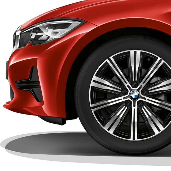 BMW 3 serijos sedanas, Model Advantage lengvojo lydinio ratlankiai. BMW 3 serijos sedano su Advantage modelio funkcijomis priartintas lengvojo lydinio ratlankio vaizdas.