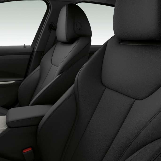 BMW 3 serijos sedanas, Model Advantage priekinės sėdynės. BMW 3 serijos sedano su Advantage modelio funkcijomis priekinių sėdynių priartintas vaizdas iš šono.,Side close-up of the front seats of the BMW 3 Series Sedan with model Advantage features.