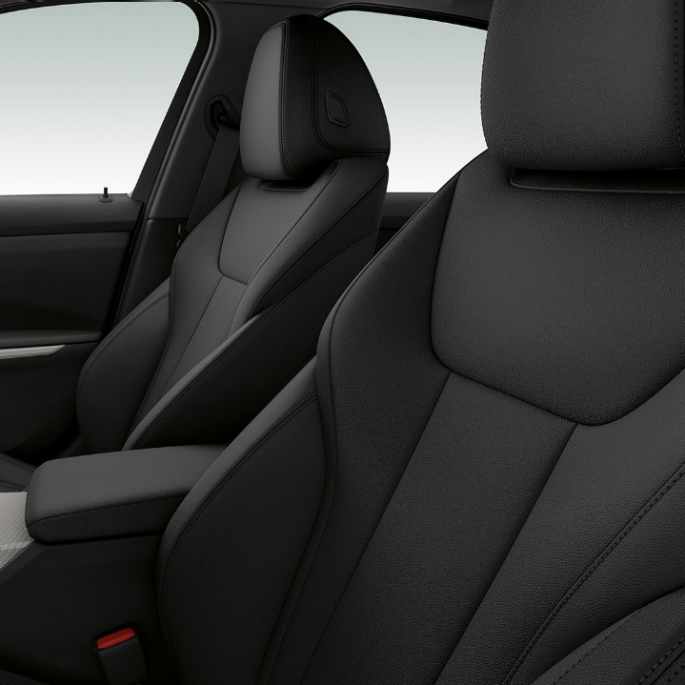 BMW 3 serijos sedanas, Model Advantage priekinės sėdynės. BMW 3 serijos sedano su Advantage modelio funkcijomis priekinių sėdynių priartintas vaizdas iš šono.,Side close-up of the front seats of the BMW 3 Series Sedan with model Advantage features.