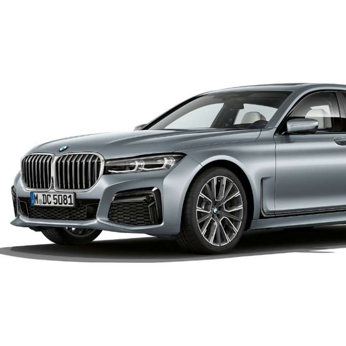 BMW 7 serijos sedanas su M Sport paketu, trijų ketvirčių vaizdas iš priekio Pilkas BMW 7 serijos sedanas su M Sport paketu, trijų ketvirčių vaizdas iš priekio