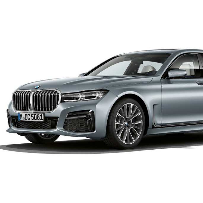 BMW 7 serijos sedanas su M Sport paketu, trijų ketvirčių vaizdas iš priekio Pilkas BMW 7 serijos sedanas su M Sport paketu, trijų ketvirčių vaizdas iš priekio