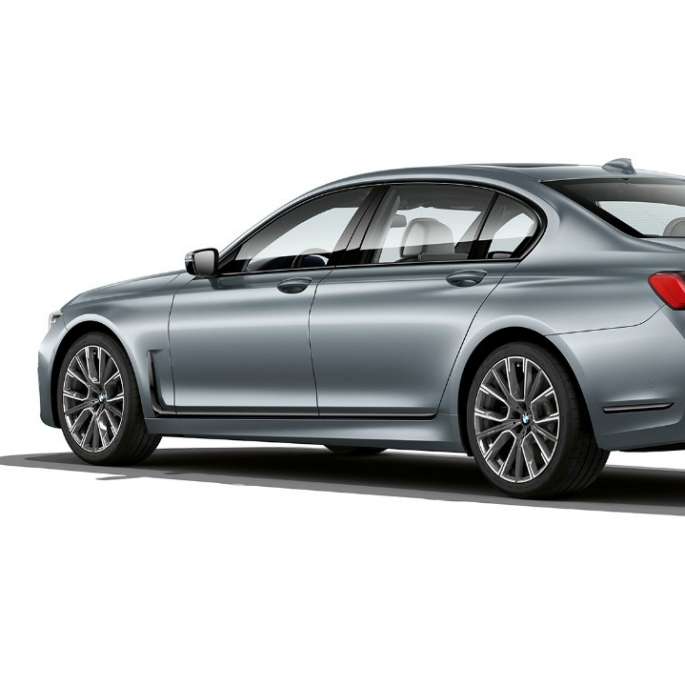 BMW 7 serijos sedanas su M Sport paketu, trijų ketvirčių vaizdas iš galo Pilkas BMW 7 serijos sedanas su M Sport paketu, trijų ketvirčių vaizdas iš galo
