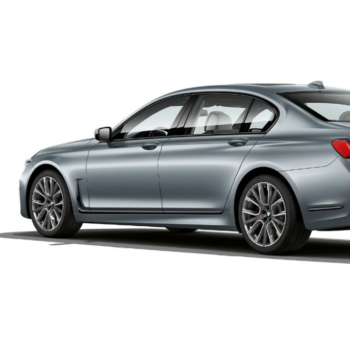 BMW 7 serijos sedanas su M Sport paketu, trijų ketvirčių vaizdas iš galo Pilkas BMW 7 serijos sedanas su M Sport paketu, trijų ketvirčių vaizdas iš galo