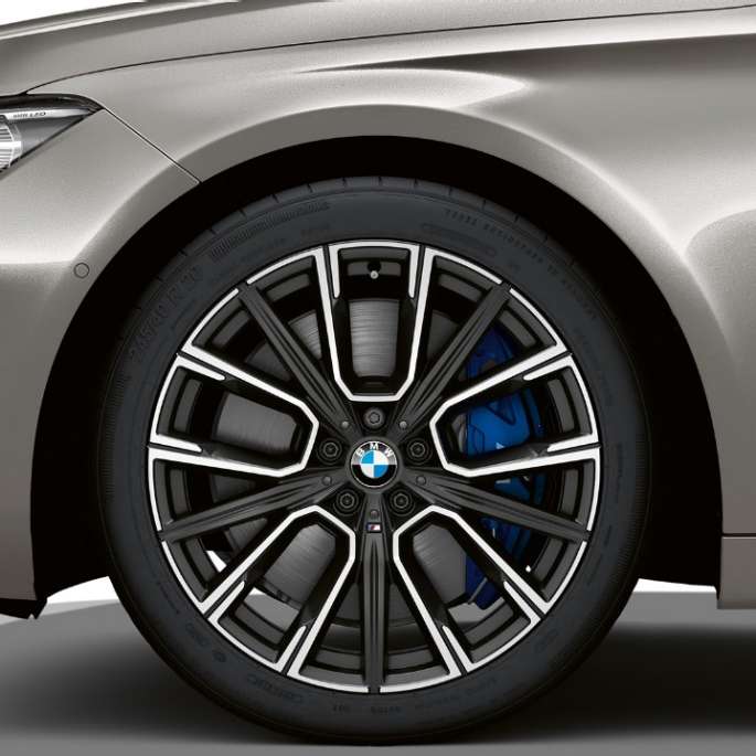 BMW 7 serijos sedanas su M Sport paketu, ratlankiai BMW 7 serijos sedanas su M Sport paketu: priartintas ratlankių vaizdas