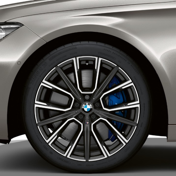 BMW 7 serijos sedanas su M Sport paketu, ratlankiai BMW 7 serijos sedanas su M Sport paketu: priartintas ratlankių vaizdas