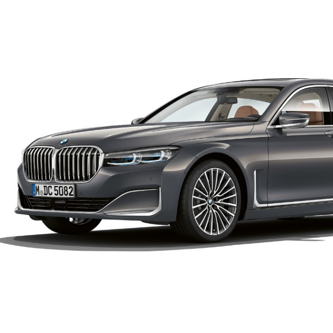 BMW 7 serijos sedanas su „Pure Excellence“ eksterjero dizainu, trijų ketvirčių vaizdas iš priekio Pilkas BMW 7 serijos sedanas su „Pure Excellence“ eksterjero dizainu, trijų ketvirčių vaizdas iš priekio