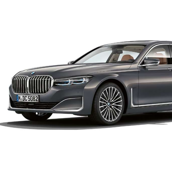 BMW 7 serijos sedanas su Pure Excellence eksterjero dizainu, trijų ketvirčių vaizdas iš priekio Pilkas BMW 7 serijos sedanas su Pure Excellence eksterjero dizainu, trijų ketvirčių vaizdas iš priekio