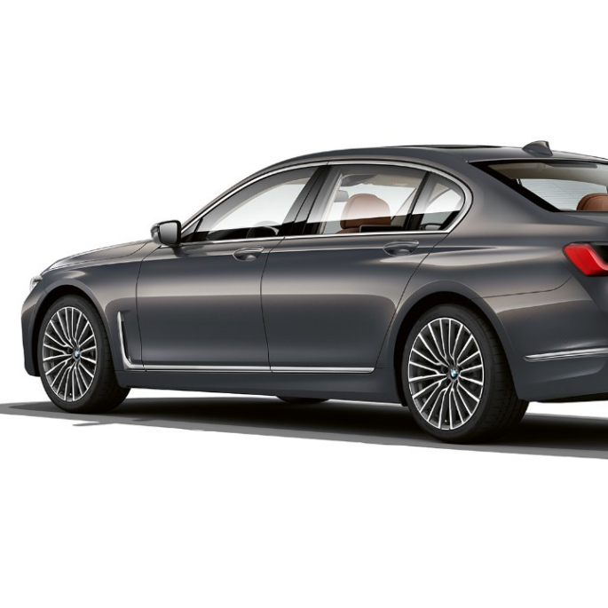BMW 7 serijos sedanas su „Pure Excellence“ eksterjero dizainu, trijų ketvirčių vaizdas iš galo Pilkas BMW 7 serijos sedanas su „Pure Excellence“ eksterjero dizainu, trijų ketvirčių vaizdas iš galo