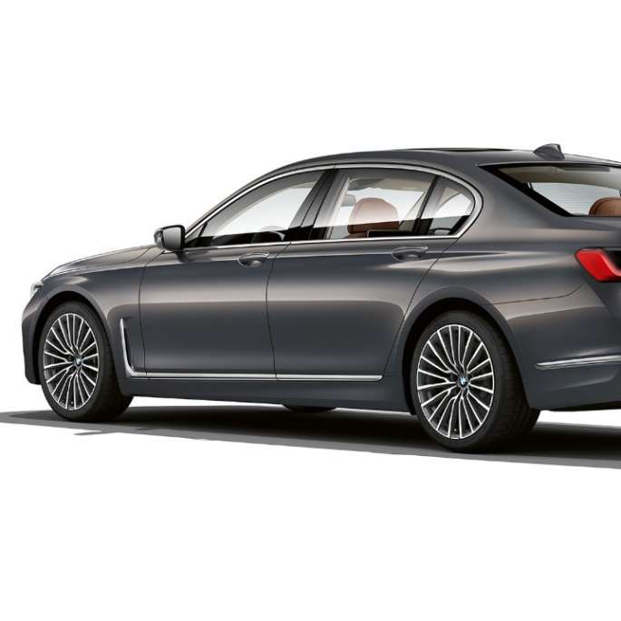 BMW 7 serijos sedanas su Pure Excellence eksterjero dizainu, trijų ketvirčių vaizdas iš galo Pilkas BMW 7 serijos sedanas su Pure Excellence eksterjero dizainu, trijų ketvirčių vaizdas iš galo