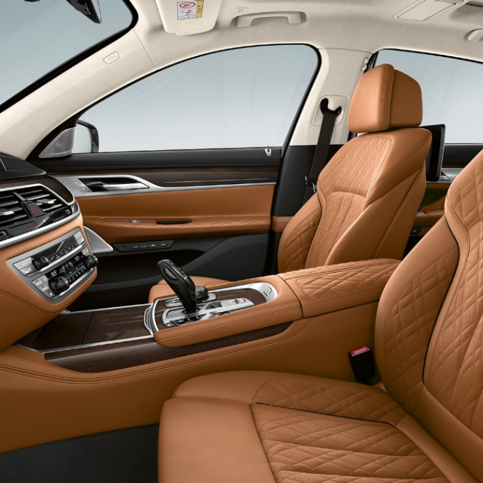 BMW 7 serijos sedanas su „Pure Excellence“ eksterjero dizainu, odiniai apmušalai BMW 7 serijos sedanas su „Pure Excellence“ eksterjero dizainu, „Nappa“ odiniais apmušalais