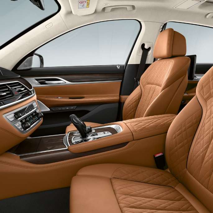 BMW 7 serijos sedanas su Pure Excellence eksterjero dizainu, odiniai apmušalai BMW 7 serijos sedanas su Pure Excellence eksterjero dizainu, Nappa odiniais apmušalais