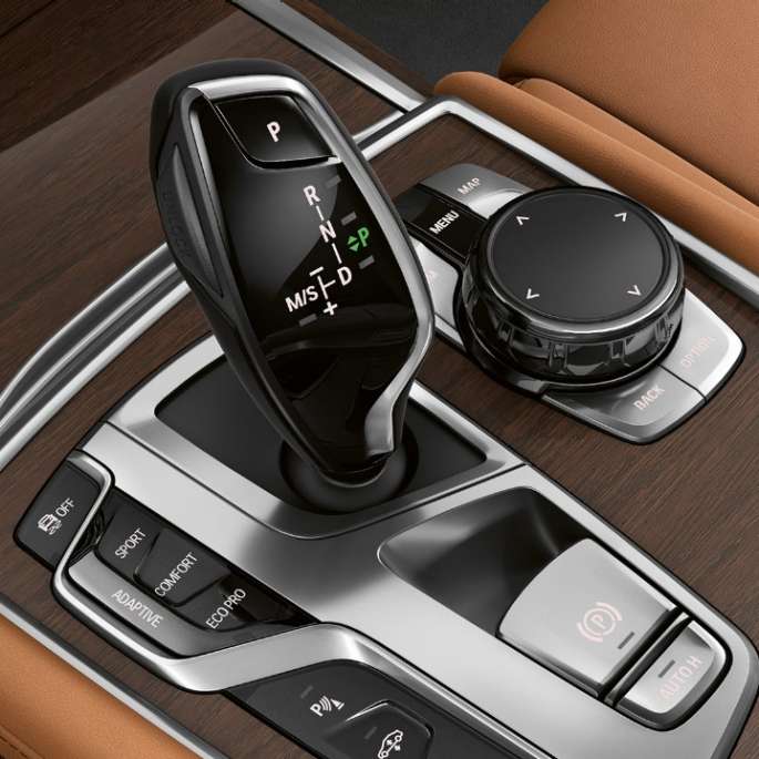 BMW 7 serijos sedanas su Pure Excellence eksterjero dizainu, pavarų svirtis. BMW 7 serijos sedanas su Pure Excellence eksterjero dizainu: pavarų svirties vaizdas iš arti.