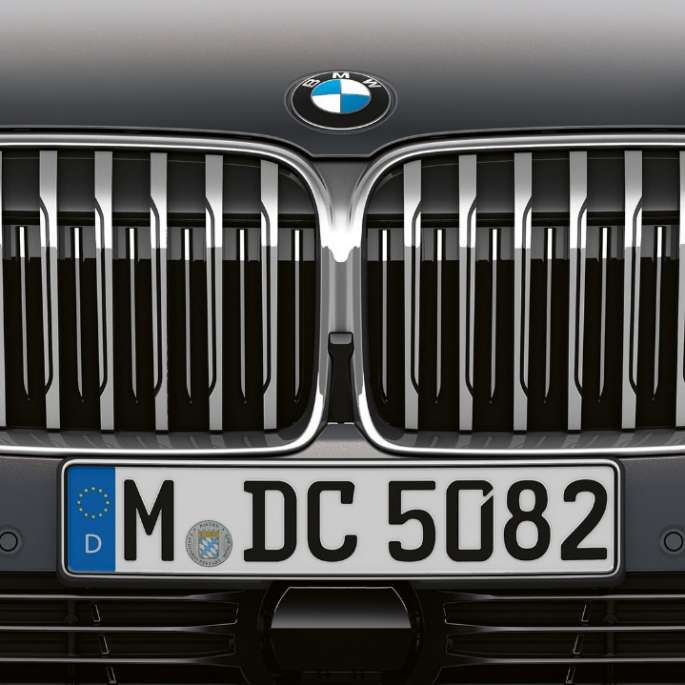 BMW 7 serijos sedanas su „Pure Excellence“ eksterjero dizainu: pavarų svirtis. BMW 7 serijos sedanas su „Pure Excellence“ eksterjero dizainu: BMW priekinių grotelių vaizdas iš arti.