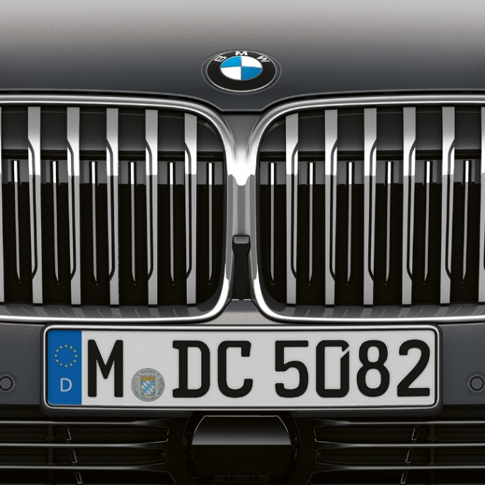 BMW 7 serijos sedanas su „Pure Excellence“ eksterjero dizainu: pavarų svirtis. BMW 7 serijos sedanas su „Pure Excellence“ eksterjero dizainu: BMW priekinių grotelių vaizdas iš arti.