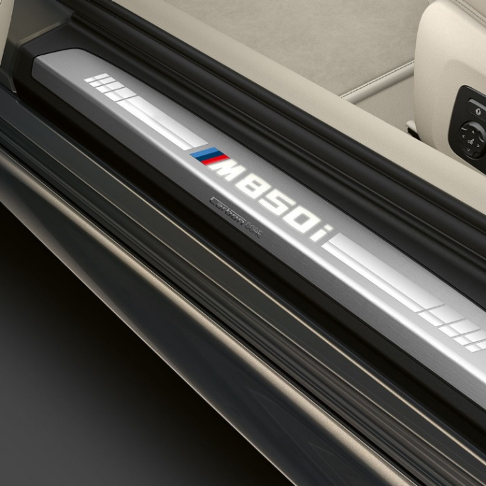 BMW M850i xDrive, „Dravit Grey“ pilko metaliko spalvos, durelių slenkstis. BMW M850i xDrive, „Dravit Grey“ pilko metaliko spalvos, durelių slenkstis.