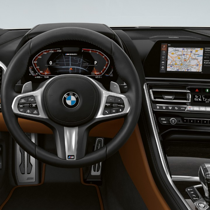 BMW M850i xDrive, „Mineral White“ balto metaliko spalvos, salonas su M odiniu vairu. BMW M850i xDrive, „Mineral White“ balto metaliko spalvos, salonas su M odiniu vairu.