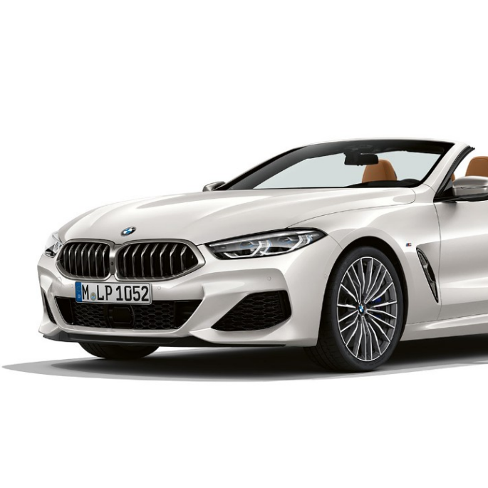 BMW M850i xDrive, „Mineral White“ balto metaliko spalvos, trijų ketvirčių vaizdas iš priekio. BMW M850i xDrive, „Mineral White“ balto metaliko spalvos, trijų ketvirčių vaizdas iš priekio.