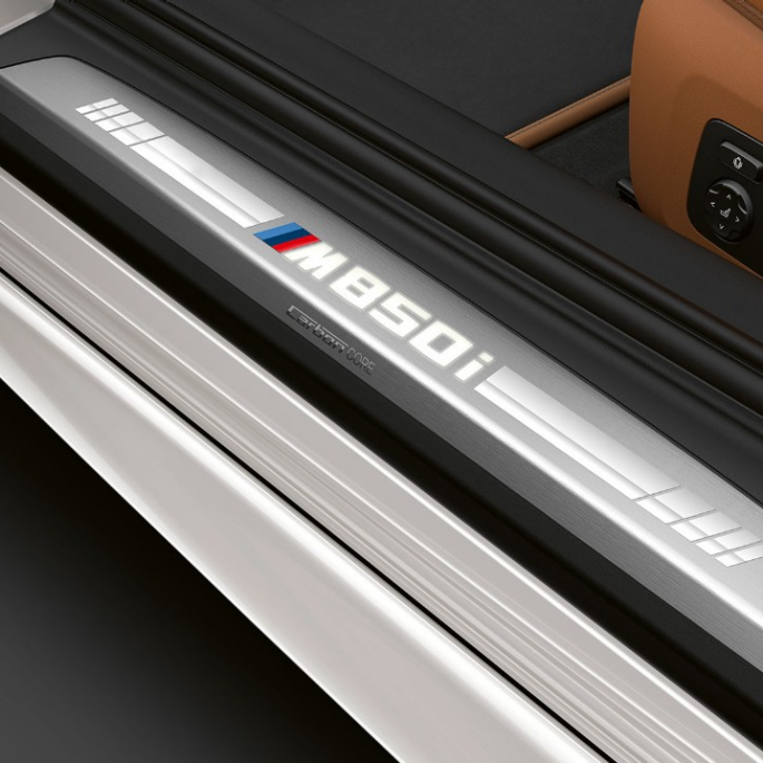 BMW M850i xDrive, „Mineral White“ balto metaliko spalvos, durelių slenkstis. BMW M850i xDrive, „Mineral White“ balto metaliko spalvos, durelių slenkstis.