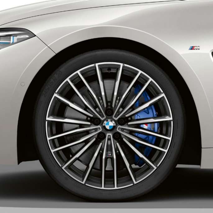 BMW M850i xDrive, „Mineral White“ balto metaliko spalvos, 20 colių lengvojo lydinio ratlankiai „multi-spoke 729 M“. BMW M850i xDrive, „Mineral White“ balto metaliko spalvos, 20 colių lengvojo lydinio ratlankiai „multi-spoke 729 M“.